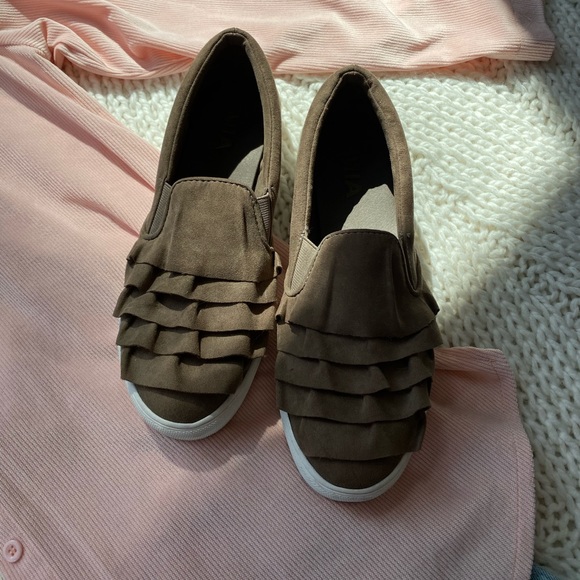 MIA sneakers! - Picture 2 of 9